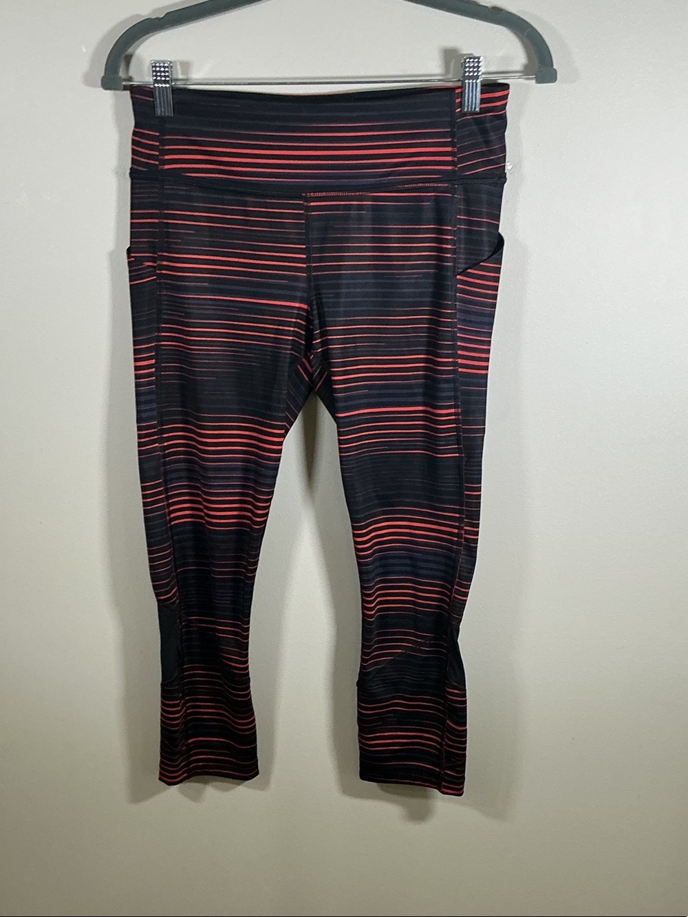 Lululemon Cropped Leggings Size 6 Black Red Stripe Athletic Capri Pants